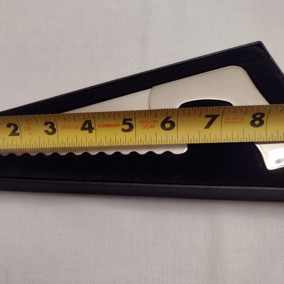 NWT Saw shaped slicer. Perfect for Groom's cake! Never used. Beautiful. - Picture 3 of 8